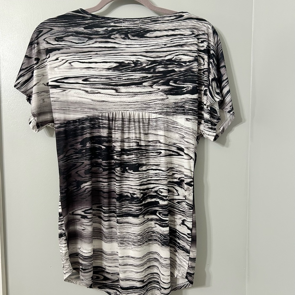 One World Abstract Black/White Embroidered Red/Black V-Neck Women’s Size Medium - Picture 5 of 5